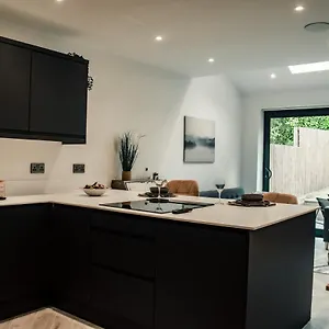 Bv Luxury 3 Bedroom Townhouse At Bed Cliff Oaks Leeds (West Yorkshire)