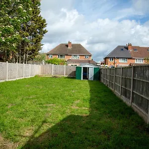 5 Bedroom Semi-detached House- 3 Double Beds - 2 Single Beds Birmingham